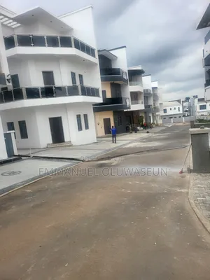 5bdrm Duplex in Guzape District for sale