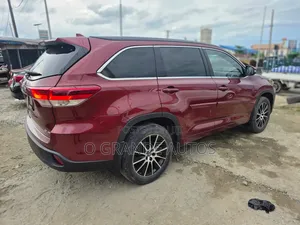 Toyota Highlander SE 4x4 V6 (3.5L 6cyl 8A) 2018 Burgundy