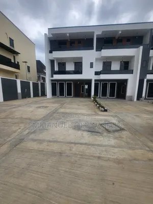 5bdrm Townhouse / Terrace in Guzape District for rent