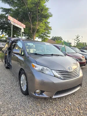 Toyota Sienna XLE 8-Passenger 4dr Minivan (3.5L 6cyl 6A) 2014 Gray
