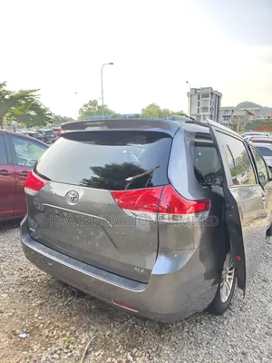 Toyota Sienna XLE 8-Passenger 4dr Minivan (3.5L 6cyl 6A) 2014 Gray