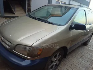 Toyota Sienna 2000 Gold