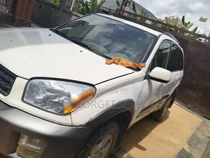 Toyota RAV4 2001 White