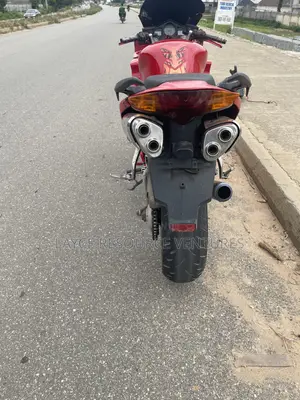 Honda VF 2010 Red