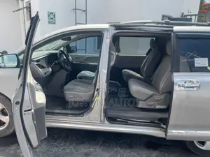 Toyota Sienna LE Mobility Auto Access (3.5L 6cyl 8A) 2018 Silver