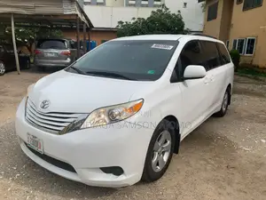 Toyota Sienna LE 7 Passenger Mobility (3.5L 6cyl 8A) 2017 White