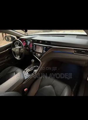 Toyota Camry XLE FWD (2.5L 4cyl 8AM) 2018 White