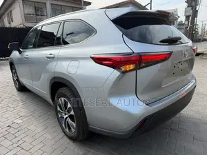 Toyota Highlander XLE 2022 Silver