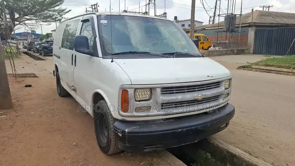 Chevrolet 5500 2002 White