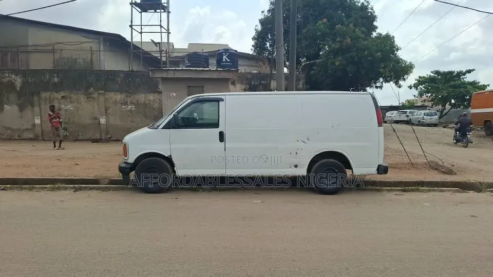 Chevrolet 5500 2002 White