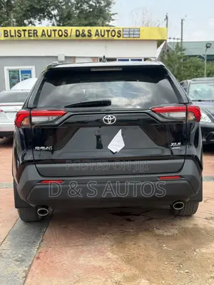 Toyota RAV4 XLE 2022 Black