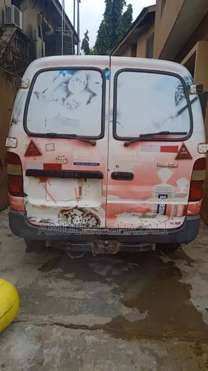 Toyota HiAce 2005 White