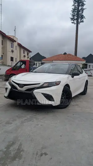 Toyota Camry SE FWD (2.5L 4cyl 8AM) 2018 White