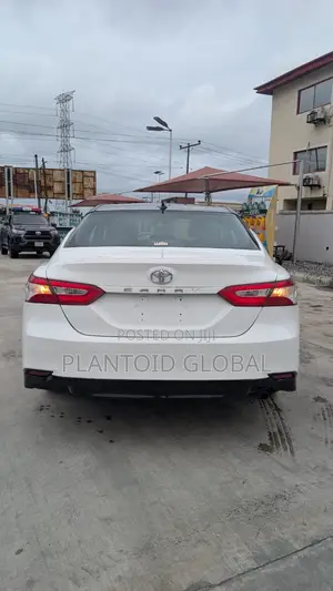 Toyota Camry SE FWD (2.5L 4cyl 8AM) 2018 White