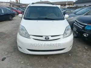 Toyota Sienna LE 8 Passenger 2010 White