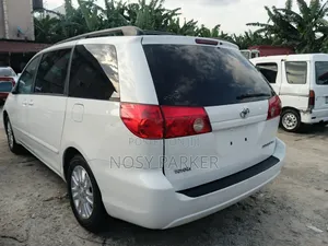 Toyota Sienna LE 8 Passenger 2010 White