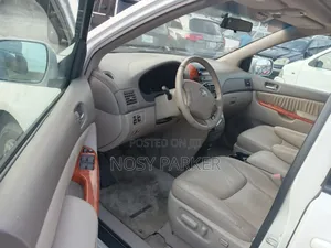 Toyota Sienna LE 8 Passenger 2010 White