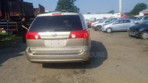 Toyota Sienna 2010 Gold