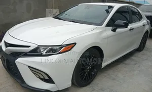 Toyota Camry SE Nightshade FWD 2020 Off white