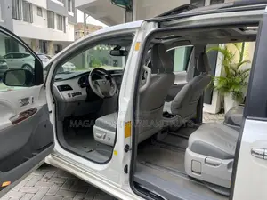 Toyota Sienna Limited AWD 7-Passenger 2013 White