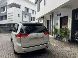 Toyota Sienna Limited AWD 7-Passenger 2013 White