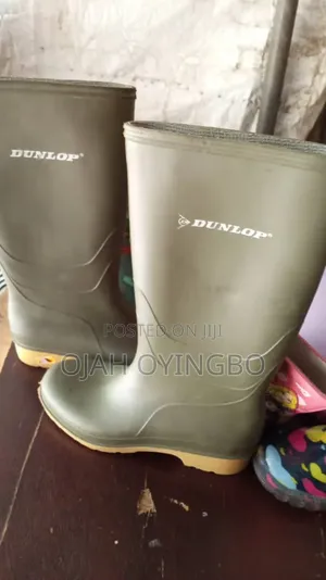 London Fairly Used Kids Rain Boots – Excellent Condition