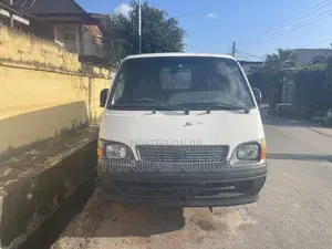 Toyota HiAce 2000 White