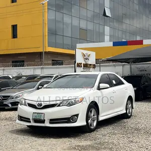 Toyota Camry SE 4dr Sedan (2.5L 4cyl 6A) 2013 White