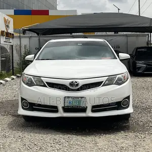 Toyota Camry SE 4dr Sedan (2.5L 4cyl 6A) 2013 White