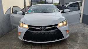 Toyota Camry SE 4dr Sedan (2.5L 4cyl 6A) 2016 White