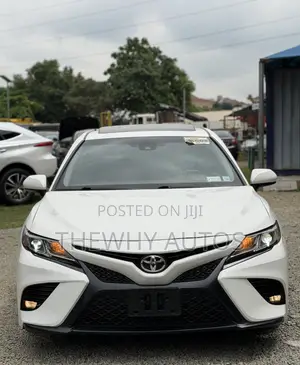 Toyota Camry SE FWD (2.5L 4cyl 8AM) 2018 White