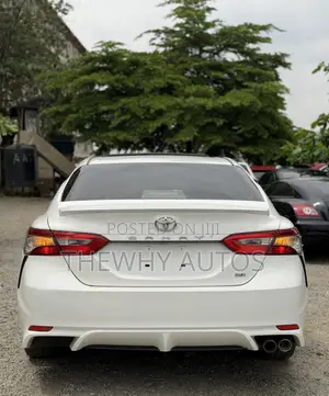 Toyota Camry SE FWD (2.5L 4cyl 8AM) 2018 White