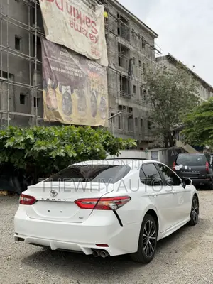 Toyota Camry SE FWD (2.5L 4cyl 8AM) 2018 White