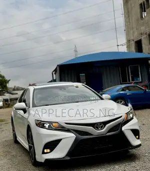 Toyota Camry SE FWD (2.5L 4cyl 8AM) 2018 White