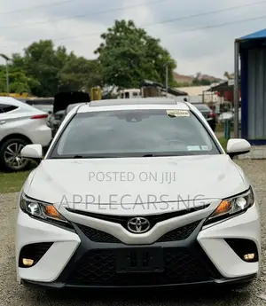 Toyota Camry SE FWD (2.5L 4cyl 8AM) 2018 White
