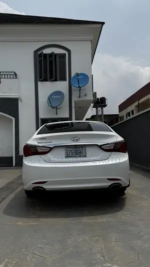 Hyundai Sonata SE Sedan FWD (2.4L 4cyl 6A) 2013 White