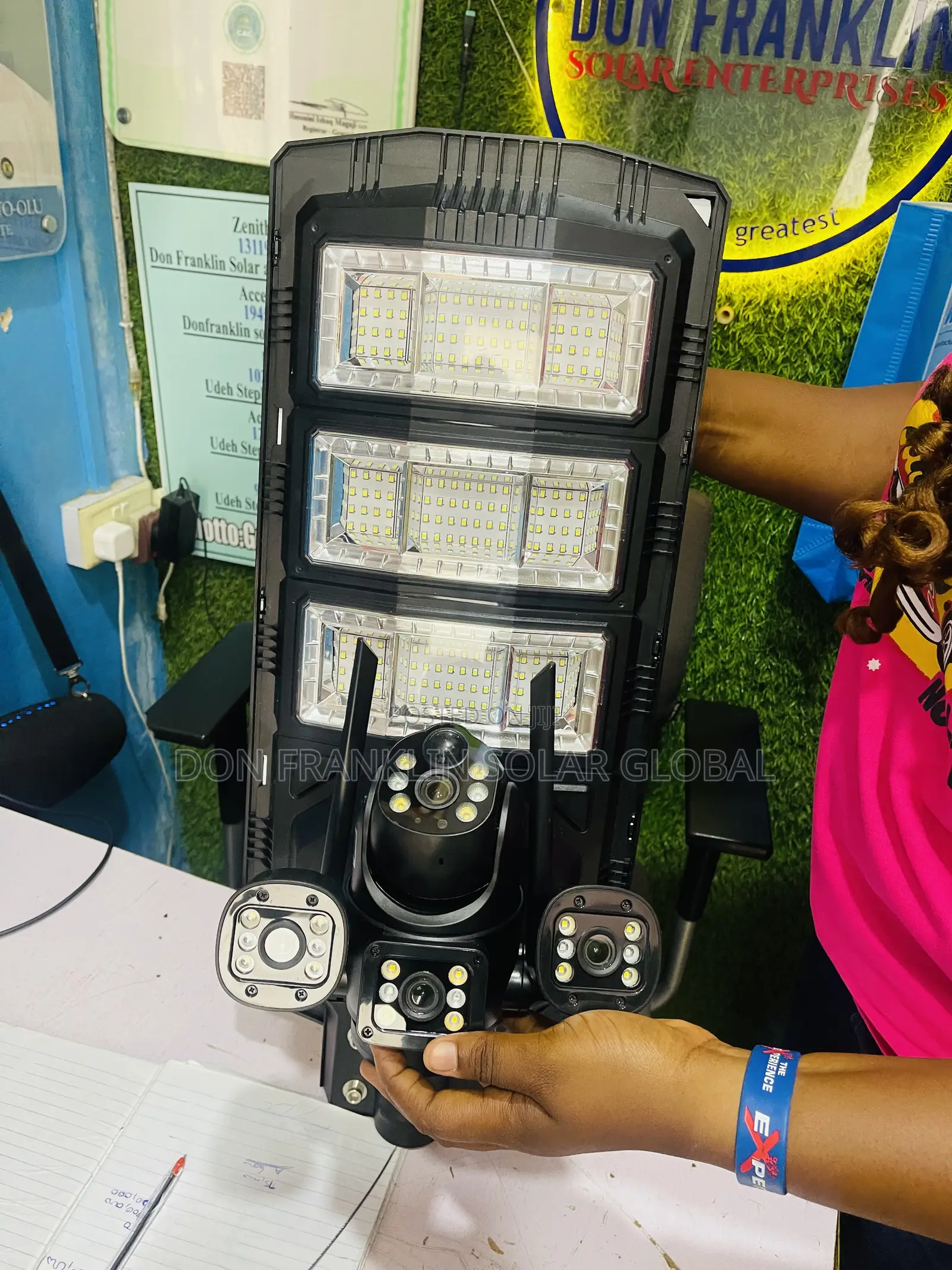 Smart 400w Solar Ai Street Light With Security Camera 