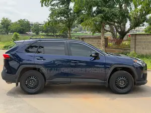 Toyota RAV4 2021 Blue