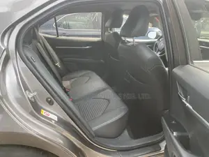 Toyota Camry SE FWD (2.5L 4cyl 8AM) 2018 Gray