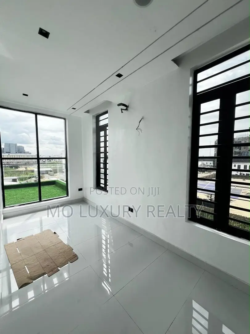 5bdrm Duplex in Lekki Phase 1 for sale