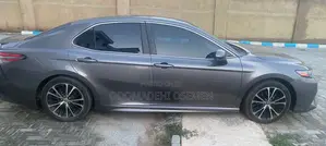 Toyota Camry SE FWD (2.5L 4cyl 8AM) 2018 Gray
