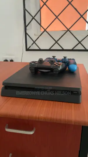 Ps4 Slim|500gb| 2 Original Controllers