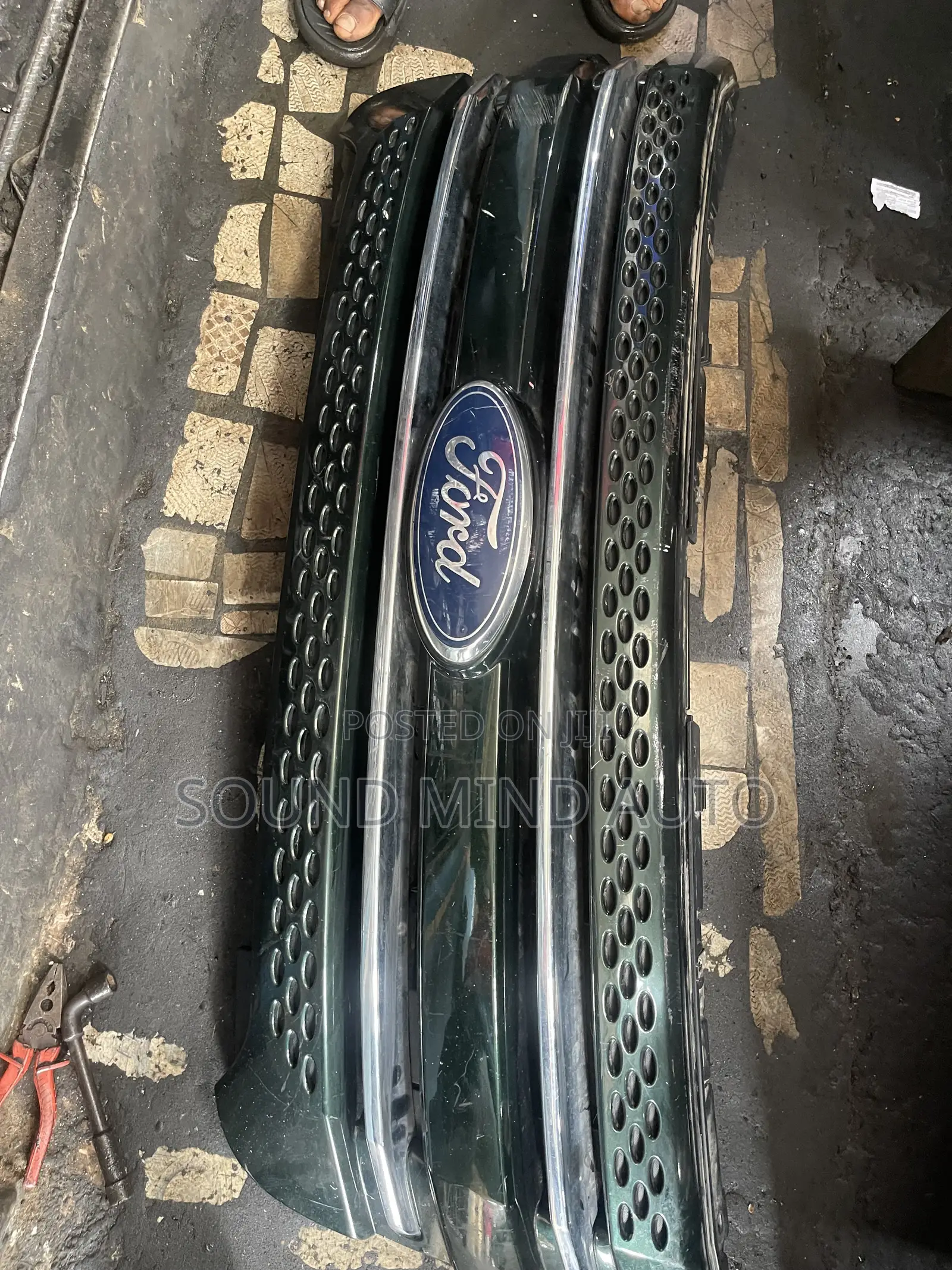 Front Grille Ford Explorer 2013 Model