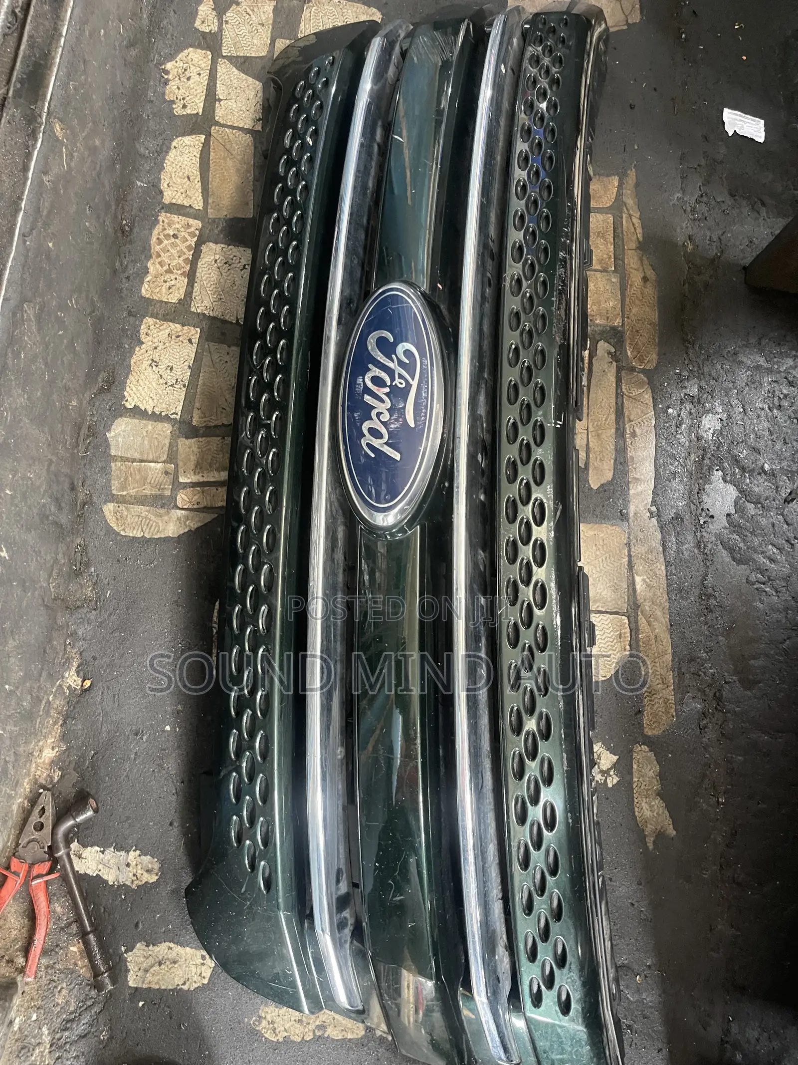 Front Grille Ford Explorer 2013 Model