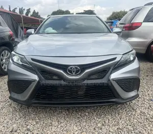 Toyota Camry SE 2021 Silver