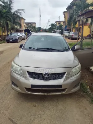Toyota Corolla XLE 4dr Sedan (1.8L 4cyl 4A) 2010 Gold