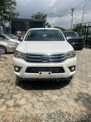Toyota Hilux 2022 White