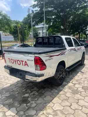 Toyota Hilux 2022 White