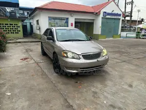 Toyota Corolla 1.6 Luna 2004 Gold