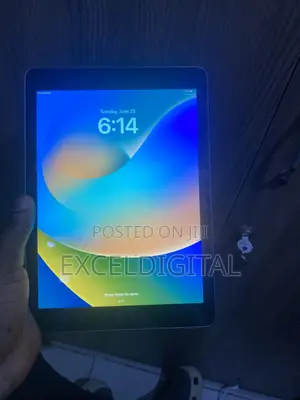 Apple iPad 9.7 128 GB Gray